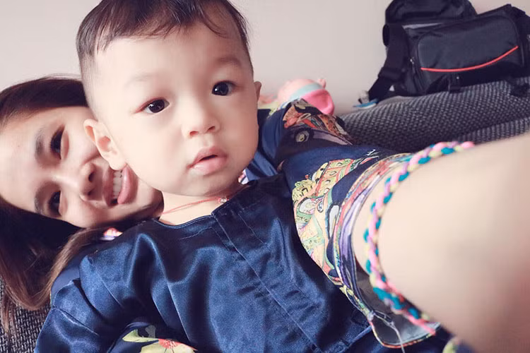 Kỳ Hân khoe ảnh con trai mặc trang phục miền Tây.