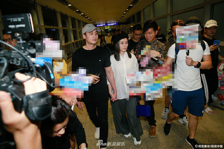 Tại sân bay, Chung Hân Đồng và ông xã nắm tay nhau không rời.