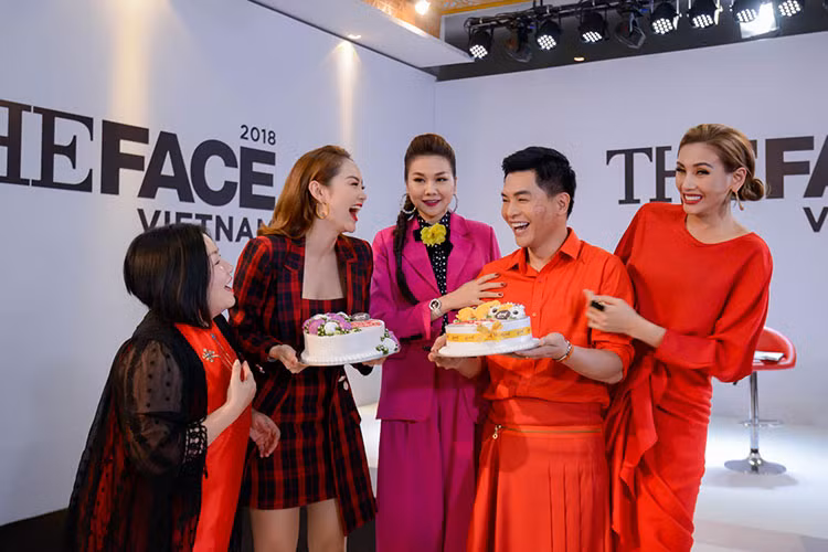 Ê-kíp chương trình đã tặng bánh sinh nhật cho Nam Trung. Ngoài ra, huấn luyện viên Minh Hằng cũng mừng sinh nhật sớm trên trường quay.