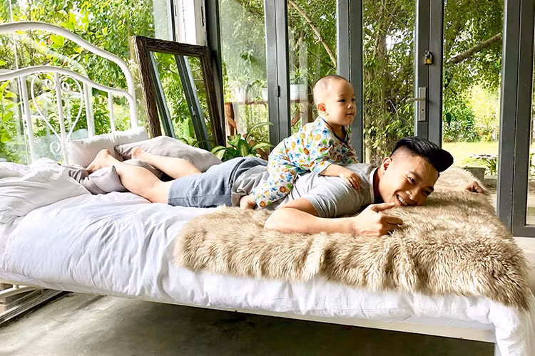 Quốc Cơ hạnh phúc bên con trai.