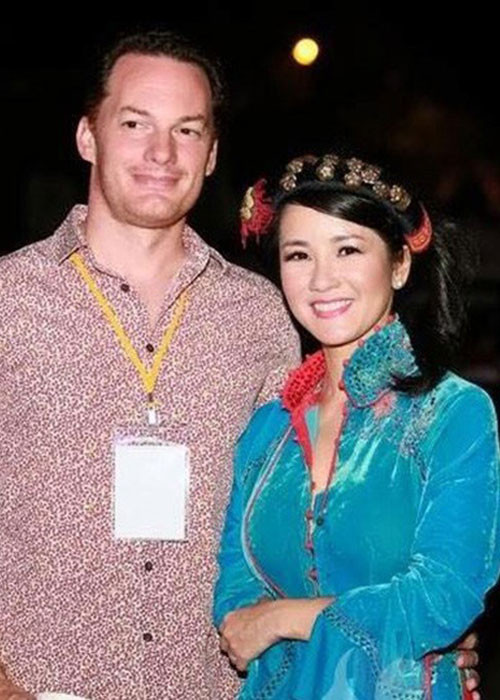 Khi bận rộn, Kevin vẫn sắp xếp thời gian đi cổ vũ Hồng Nhung trong các sự kiện. Ảnh: Danviet