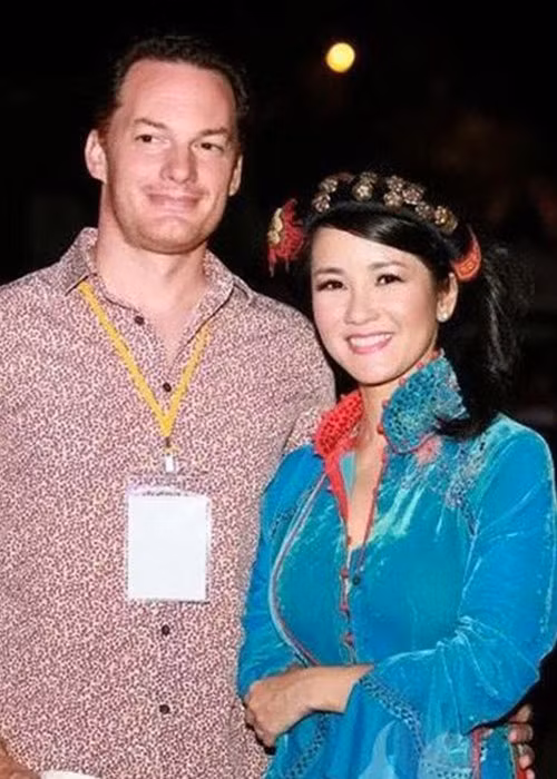 Khi bận rộn, Kevin vẫn sắp xếp thời gian đi cổ vũ Hồng Nhung trong các sự kiện. Ảnh: Danviet