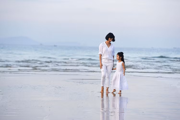 Xuân Lan kể câu chuyện giữa cô và con gái: “Mẹ ơi, con ra biển này con nhớ ba. Ừ, mẹ cũng nhớ ba. Cho dù chúng ta bận rộn, nhưng gia đình chúng ta luôn nhớ về nhau là đủ. Tình yêu như biển”.