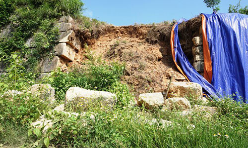 Tình trạng sạt lở tường thành ngày càng có chiều hướng phức tạp. Ảnh: HĐ