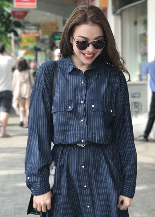 Trà Ngọc Hằng giãi bày: “Đừng nên cười quá nhiều vì khi ấy chẳng ai tin em có thể khóc vì những điều người ta làm em tổn thương. Đừng để mạnh mẽ là vỏ bọc và nụ cười làm mặt nạ che giấu đi sự tổn thương”.