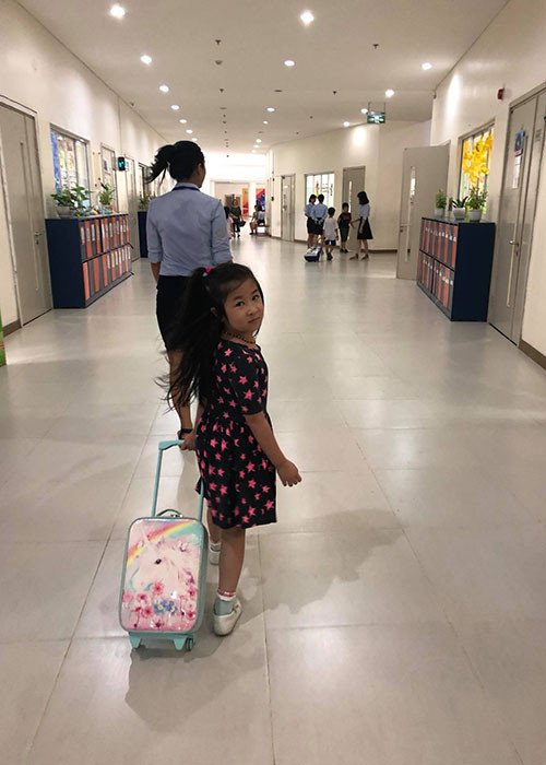 Huy Khánh đưa con gái đến trường. "Em e thẹn bước vào lớp 1. Hình như hiểu được mình đã lớn hay sao mà thấy mắc cỡ lắm", nam diễn viên chia sẻ.