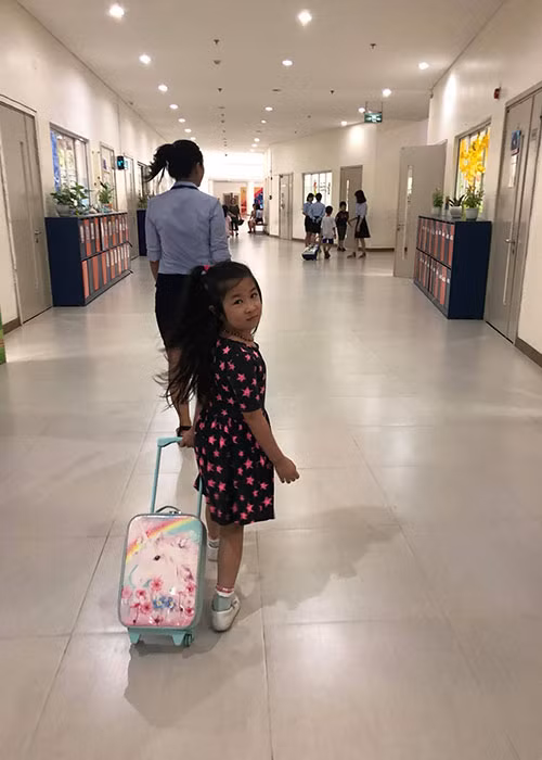 Huy Khánh đưa con gái đến trường. "Em e thẹn bước vào lớp 1. Hình như hiểu được mình đã lớn hay sao mà thấy mắc cỡ lắm", nam diễn viên chia sẻ.