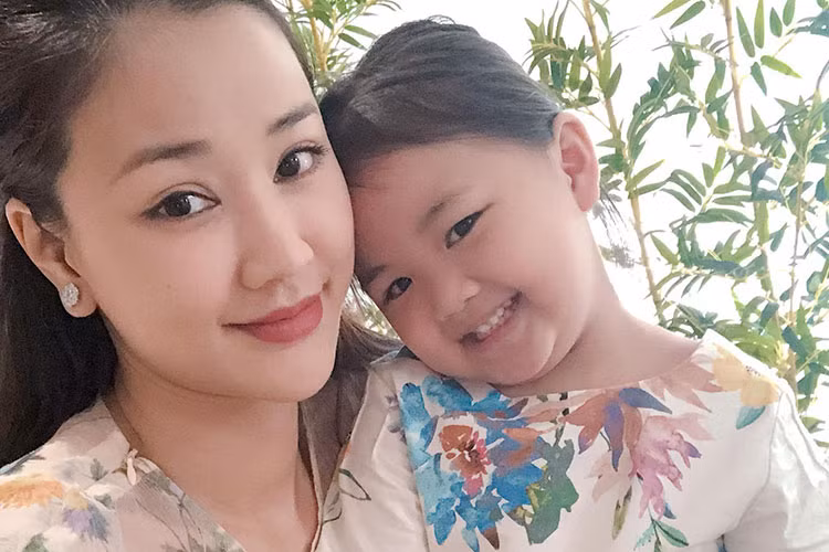 Sao Việt Maya cùng con gái đi thư giãn tại spa.