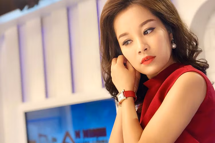 Minh Hương tâm sự: “Tôi chỉ buồn khi những người tôi yêu quý gặp chuyện không vui. Chứ tôi đủ bản lĩnh để buông bỏ bước qua những cảm xúc tầm thường”.