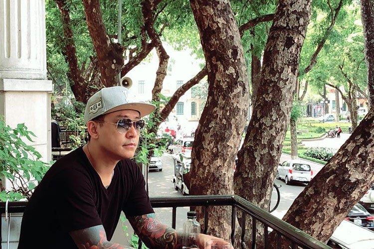 Tuấn Hưng đăng status đầy tâm trạng: “Thỉnh thoảng tôi lại thích lang thang cà phê 1 mình. Những lúc này tôi lại có đủ thời gian nhìn, nhận, biết những gì đang có và đang xảy ra xung quanh mình. 20 năm ca hát đã đưa tôi đi khắp nơi. May mắn giữ được và có thêm nhiều thứ, tôi hài lòng với những gì mình đang có”.