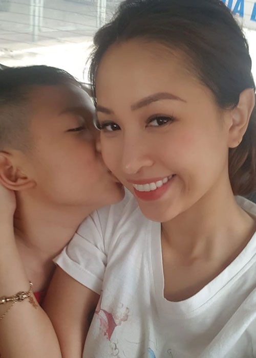 Vân Hugo tươi rói bên con trai.