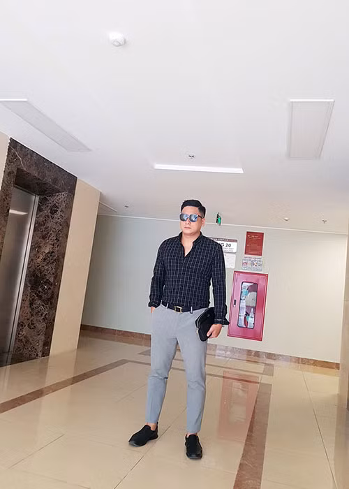 Minh Tiệp tạo dáng trước ống kính của con gái.