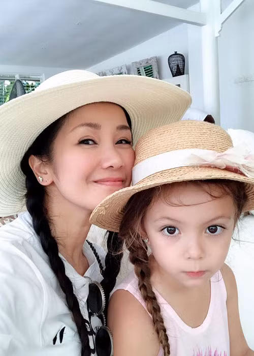 Hồng Nhung vất vả sinh bé Tép và bé Tôm ở tuổi 42.