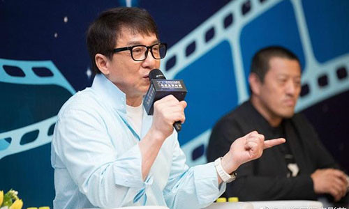 Thành Long chơi bạc đến cháy túi. Ông thừa nhận không sành về cờ bạc nhưng lại thích đánh lớn.