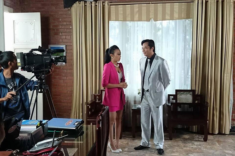 Cô từng đóng phim "Hoa bay", "Đối thủ kỳ phùng", "Gái già xì tin"...Ảnh: FBNV