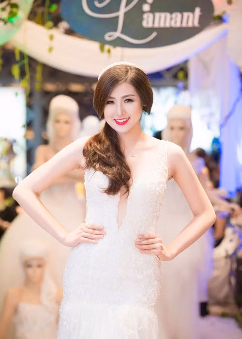 Tú Anh khéo khoe vóc dáng thon gọn trong một lần diện váy cô dâu. Ảnh: Vietq