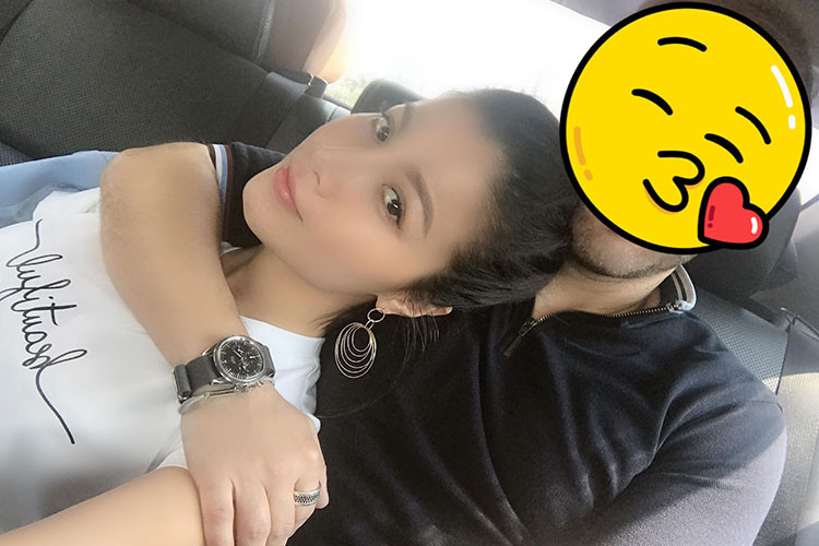 Nữ diễn viên chia sẻ cảm xúc sau khi được cầu hôn: "Cám ơn anh đã đến bên em, lo lắng, chăm sóc, yêu thương và chịu đựng được tính ngang bướng của em. Đêm qua anh khóc, em khóc, khóc vì hạnh phúc khi ta có được nhau, khóc vì ta biết dù cho có trăm ngàn lý do để rời xa thì ta cũng sẽ luôn tìm được 1 lý do để ở lại bên nhau, đó là vì chúng ta yêu nhau. Chúng mình cùng nhau già đi anh nhé. Em yêu anh, ông xã".