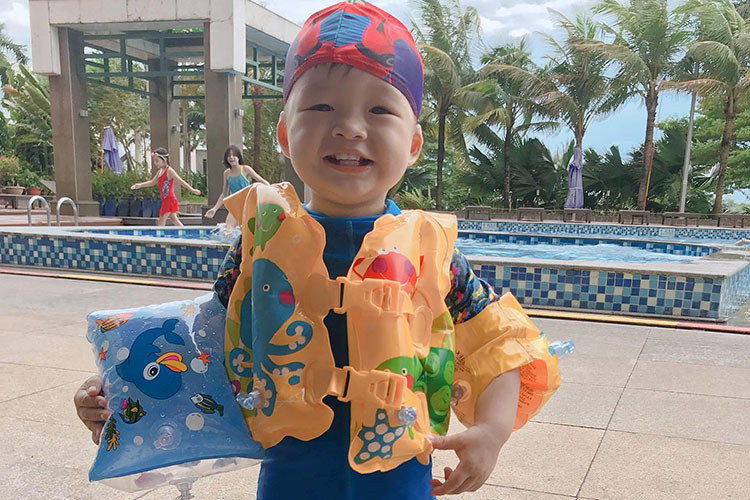 Con trai của Dương Cẩm Lynh cười tít mắt khi đi bơi.