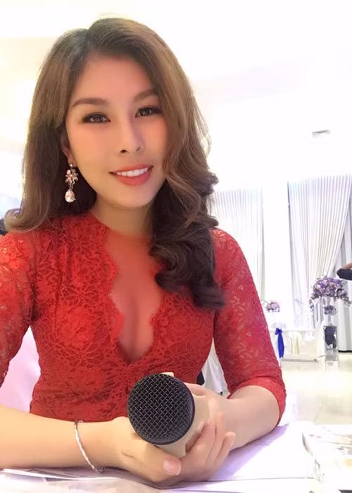 Trái với nhiều cô gái bình luận nhạt tại "Nóng cùng World Cup 2018", Vân Anh được khen ngợi bởi sự am hiểu về bóng đá.