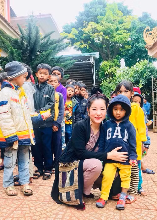 Thúy Nga đi làm từ thiện tại Lâm Đồng.
