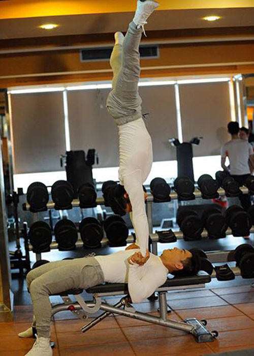 Trong khi Quốc Cơ làm trụ đỡ ở phía dưới thì Quốc Nghiệp giữ thăng bằng ở phía trên. Ảnh: FBNV