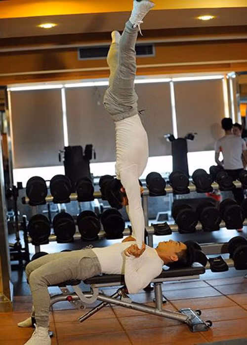 Trong khi Quốc Cơ làm trụ đỡ ở phía dưới thì Quốc Nghiệp giữ thăng bằng ở phía trên. Ảnh: FBNV