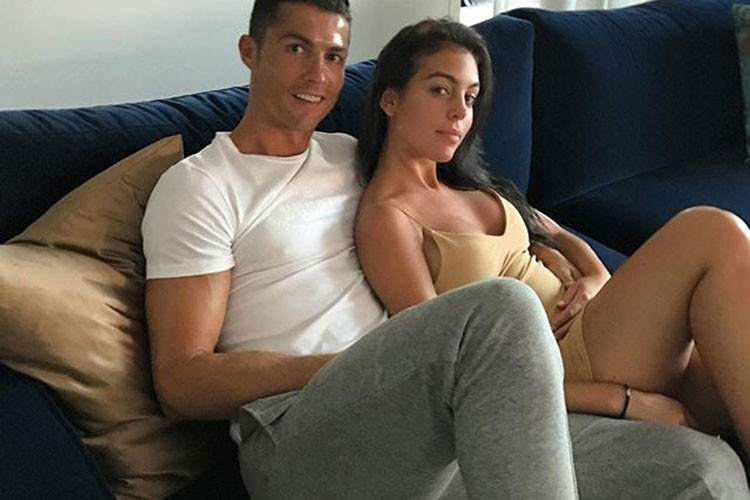 Georgina dành thời gian chăm sóc các con, luôn bên Cristiano trong các sự kiện quan trọng. Ảnh: FBNV
