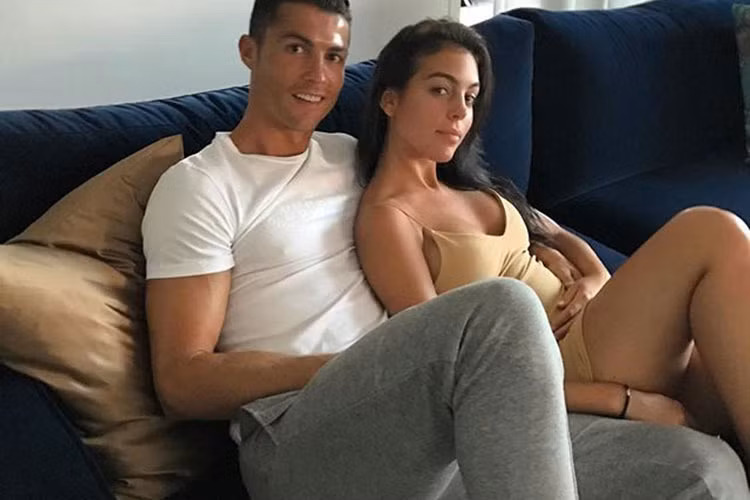 Georgina dành thời gian chăm sóc các con, luôn bên Cristiano trong các sự kiện quan trọng. Ảnh: FBNV