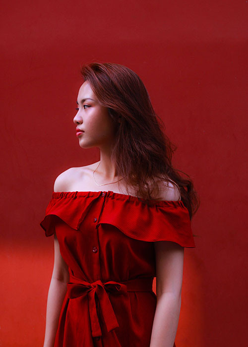 Ở phần thi ứng xử, trước câu hỏi làm thế nào để bảo vệ trẻ em tốt hơn trước vấn nạn ấu dâm, Thủy Tiên trả lời rành mạch rằng cần tuyên truyền không chỉ người lớn mà còn trẻ nhỏ cũng như cần quan sát, lắng nghe lời tâm sự từ con trẻ để có thể nhận thấy các dấu hiệu bất thường và đề phòng kịp thời. Ảnh: Ftunews