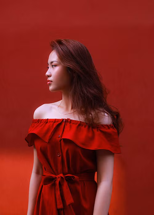 Ở phần thi ứng xử, trước câu hỏi làm thế nào để bảo vệ trẻ em tốt hơn trước vấn nạn ấu dâm, Thủy Tiên trả lời rành mạch rằng cần tuyên truyền không chỉ người lớn mà còn trẻ nhỏ cũng như cần quan sát, lắng nghe lời tâm sự từ con trẻ để có thể nhận thấy các dấu hiệu bất thường và đề phòng kịp thời. Ảnh: Ftunews