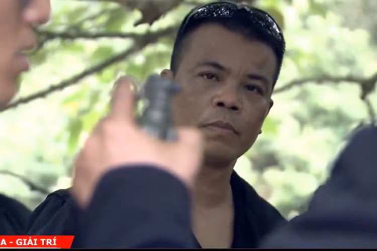 Hình ảnh Mạnh Hùng trong bộ phim truyền hình “Người phán xử” trước khi bị khởi tố. Ảnh: VTV