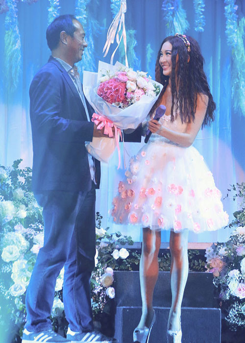 Tối qua (ngày 19/6), Ôn Bích Hà tổ chức liveshow đầu tiên trong sự nghiệp tại Hong Kong. Đêm diễn có sự góp mặt của tỷ phú Hà Tổ Quang - chồng của Ôn Bích Hà.