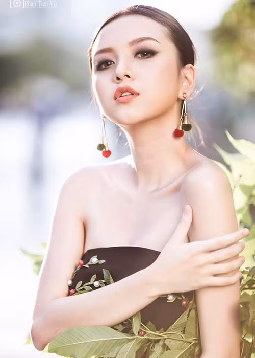 Thảo Vy sinh năm 1996, sở hữu gương mặt xinh đẹp, chiều cao 1m75.