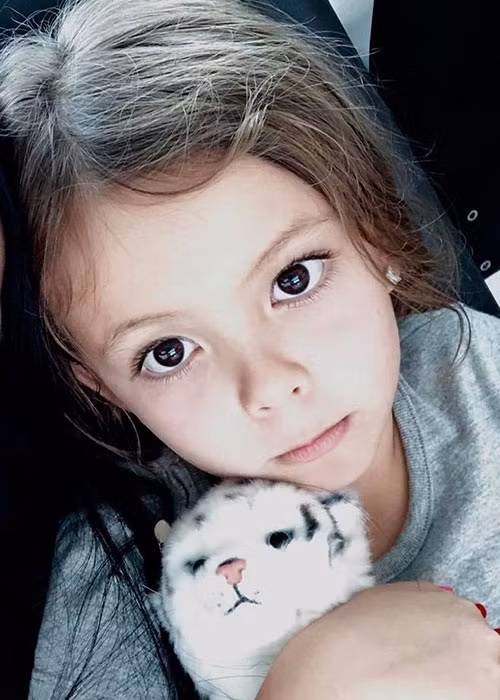 Bé Tép - con gái của Hồng Nhung sở hữu nét đẹp lai Việt và Mỹ với đôi mắt to tròn, hàng mi cong vút.