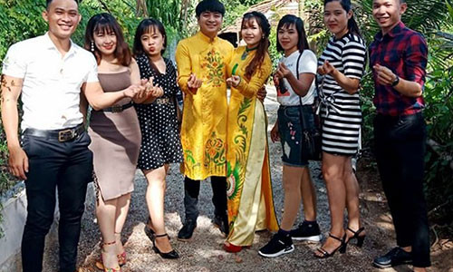 Hai vợ chồng Ngọc Thúy chụp ảnh cùng bạn bè. Ảnh: nhân vật cung cấp.