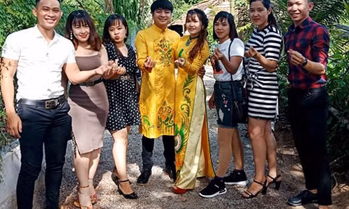 Hai vợ chồng Ngọc Thúy chụp ảnh cùng bạn bè. Ảnh: nhân vật cung cấp.