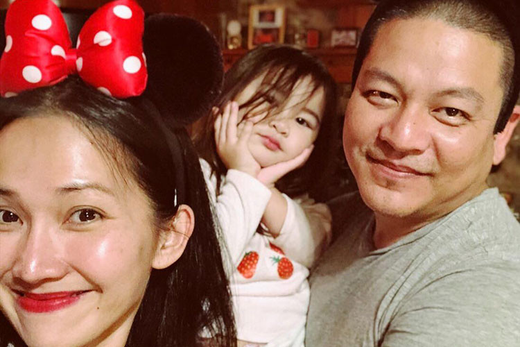Con gái Kim Hiền bắt bố mẹ đeo tai chuột Mickey ngộ nghĩnh khi đi chơi công viên Disneyland.