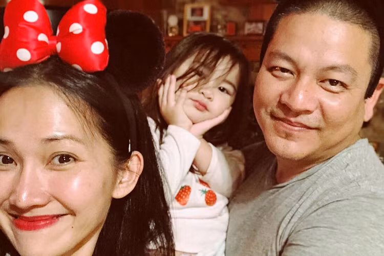 Con gái Kim Hiền bắt bố mẹ đeo tai chuột Mickey ngộ nghĩnh khi đi chơi công viên Disneyland.