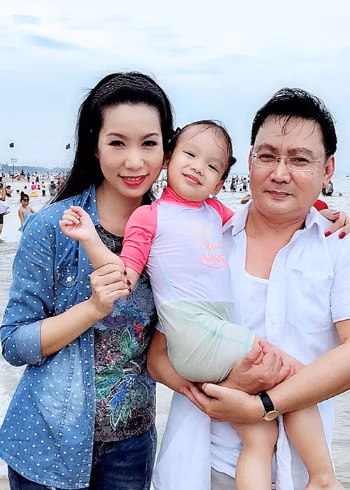 Trịnh Kim Chi chúc mừng con gái út tròn 3 tuổi. "Mẹ không mong con gái của mẹ phải thật hoàn hảo. Mẹ chỉ cần con thật tự tin, nhân ái và yêu đời là đủ", nữ diễn viên nhắn nhủ con gái.