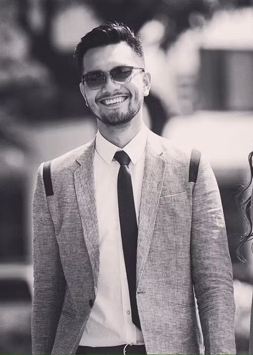 Hình ảnh Nhikolai Đinh đốn tim fans bởi nụ cười rạng rỡ.