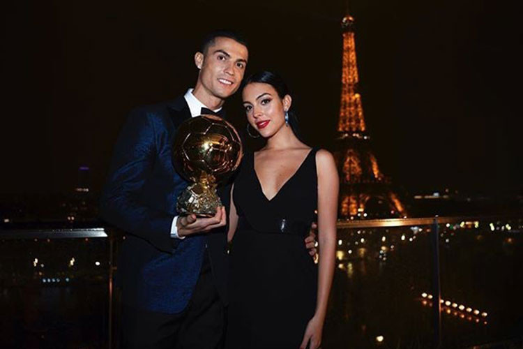 Xinh đẹp, khéo chăm con, Georgina được bạn trai hết mực cưng chiều.