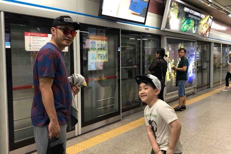 Con trai của Tiến Luật - Thu Trang hào hứng đi tàu điện ngầm ở Hàn Quốc.