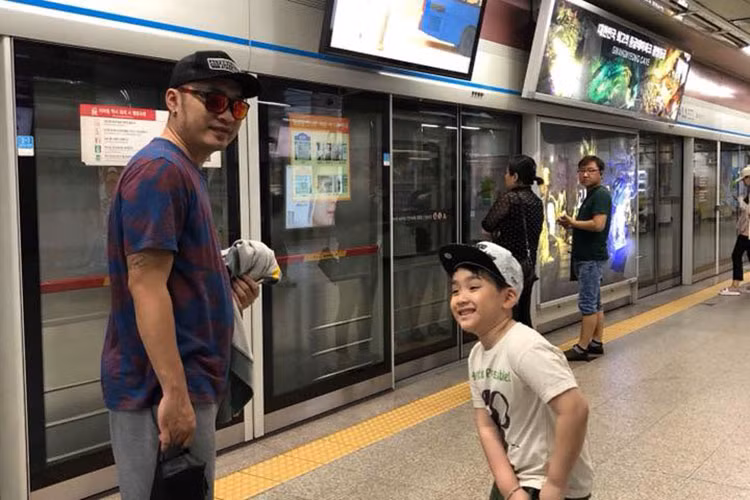 Con trai của Tiến Luật - Thu Trang hào hứng đi tàu điện ngầm ở Hàn Quốc.