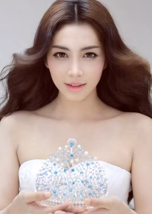 Từng gây tranh cãi khi đăng quang Hoa hậu Đại dương 2014 về nhan sắc, Đặng Thu Thảo ngày càng đẹp theo thời gian.