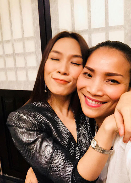 Hồng Ngọc - Mỹ Tâm hội ngộ. "Bao lâu ta không gặp nhau bé nhỉ. Thương thì thôi luôn. Bé gầy bé đẹp mặt bé thon. Tôi gầy mà mặt vẫn to như cái nia vậy", Hồng Ngọc chia sẻ.