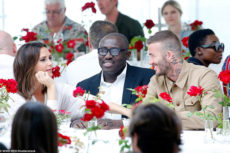 David Beckham vừa nắm tay vợ vừa nhìn cô đắm đuối.