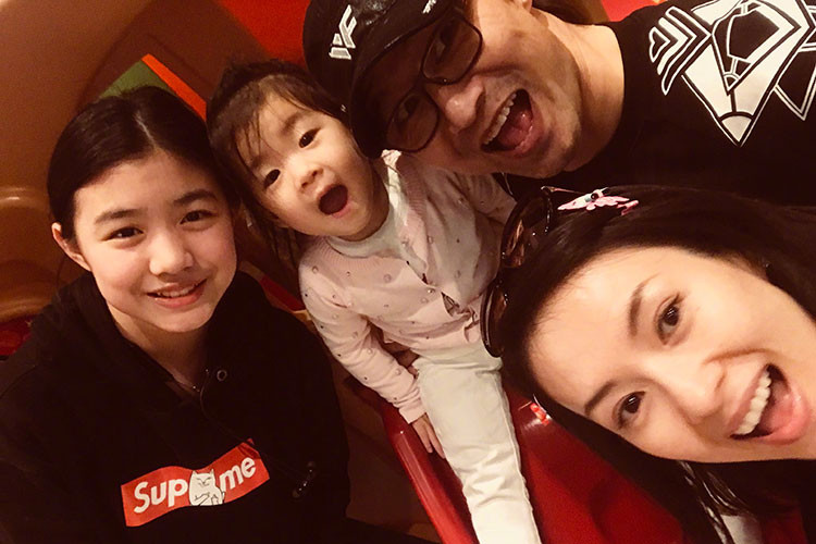 Hình ảnh Chương Tử Di vui vẻ bên con đẻ, con riêng và ông xã.