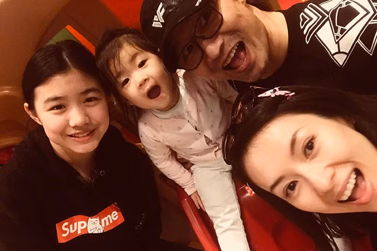 Hình ảnh Chương Tử Di vui vẻ bên con đẻ, con riêng và ông xã.