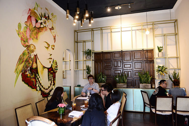 Căn biệt thự có diện tích 231 m2, gồm một tầng trệt và một tầng lầu. Nguyên vật liệu xây dựng được vận chuyển từ Pháp theo đường biển. Những điểm nhấn nhá, cổng vòm, trụ, cửa sổ, cửa chính, ban công đều được chế tác tỉ mỉ và tinh xảo.