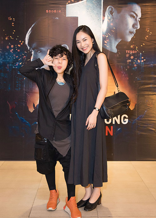 Tham gia sự kiện, nữ ca sĩ Tiên Tiên nhí nhảnh bên Helly Tống.